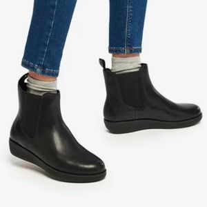 NWT Fitflop black Sumi leather waterproof Chelsea pull on boots. Box included.